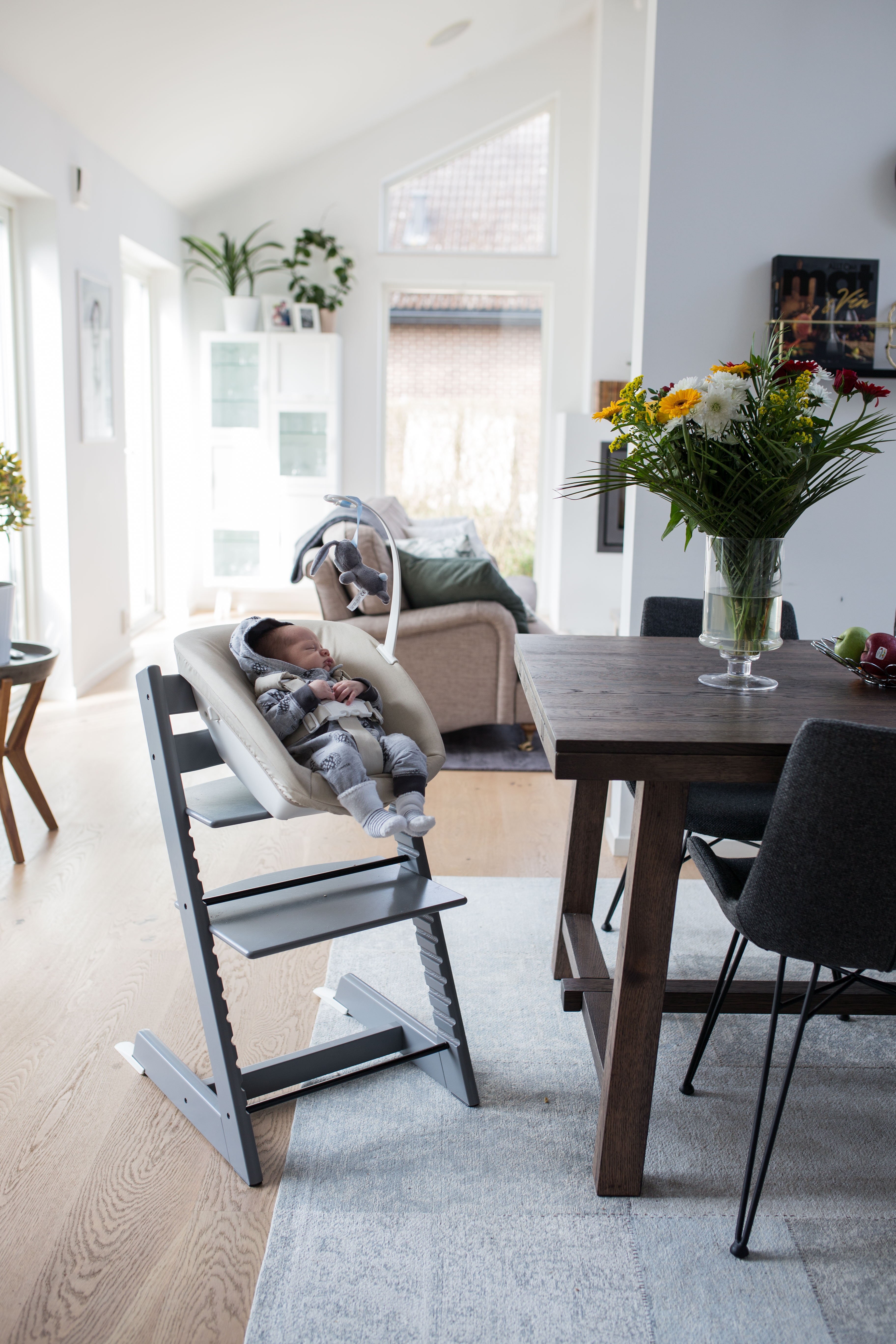 Sittplats för den minsta vid matbordet