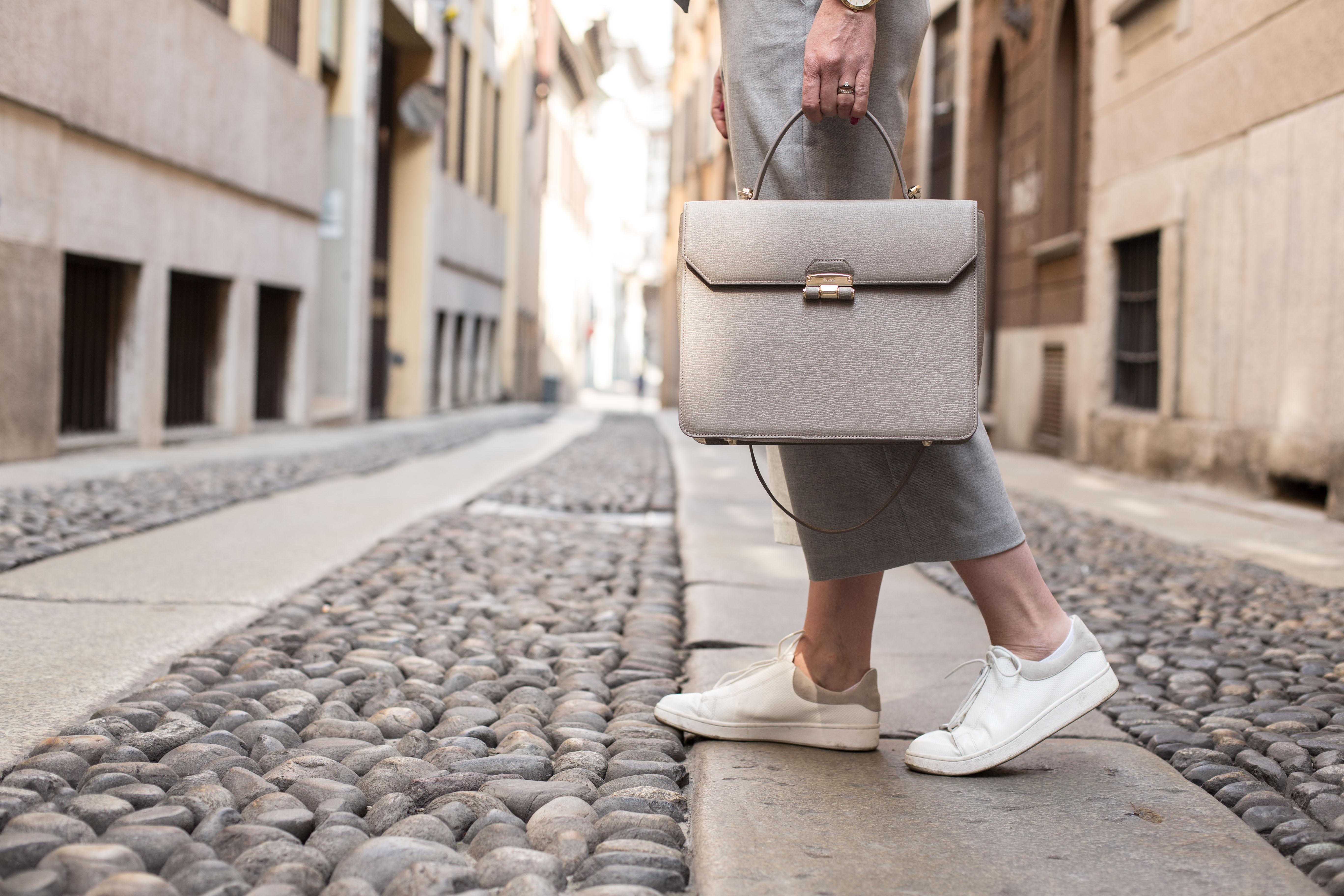 A feminin briefcase