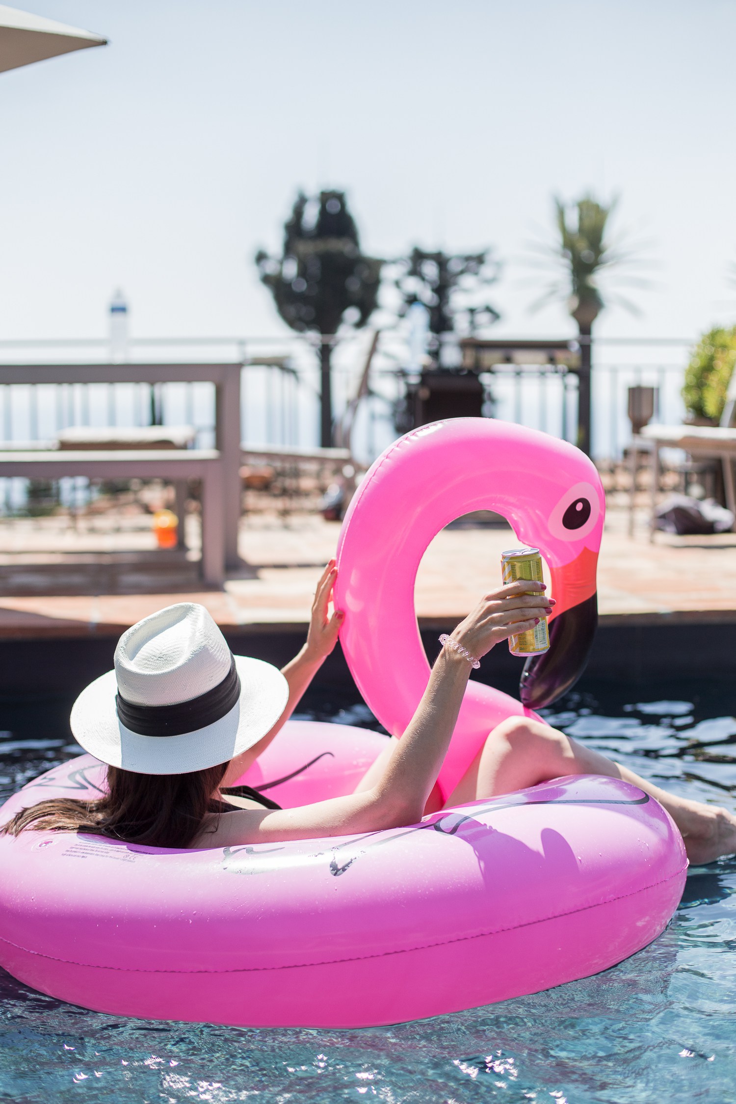 Poolhäng med vännerna i Super Cannes