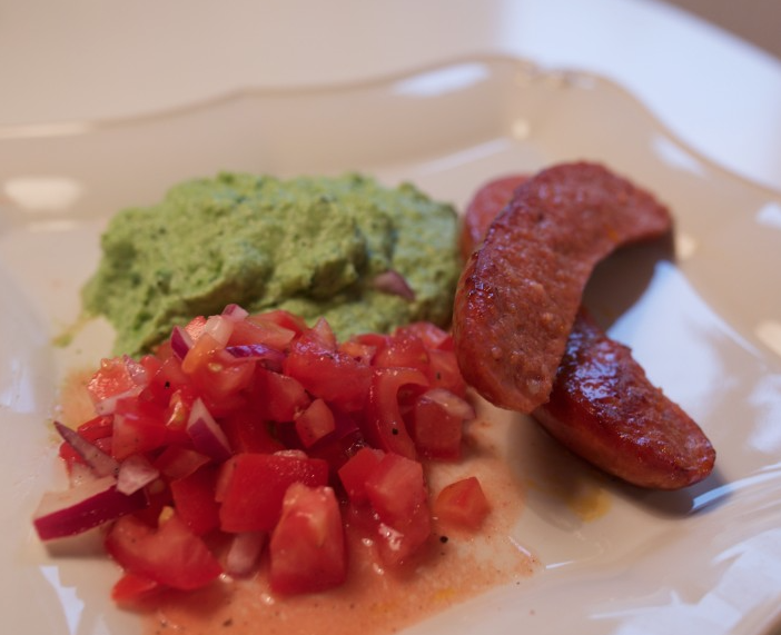 Korv med broccolimos och tomatsallad!