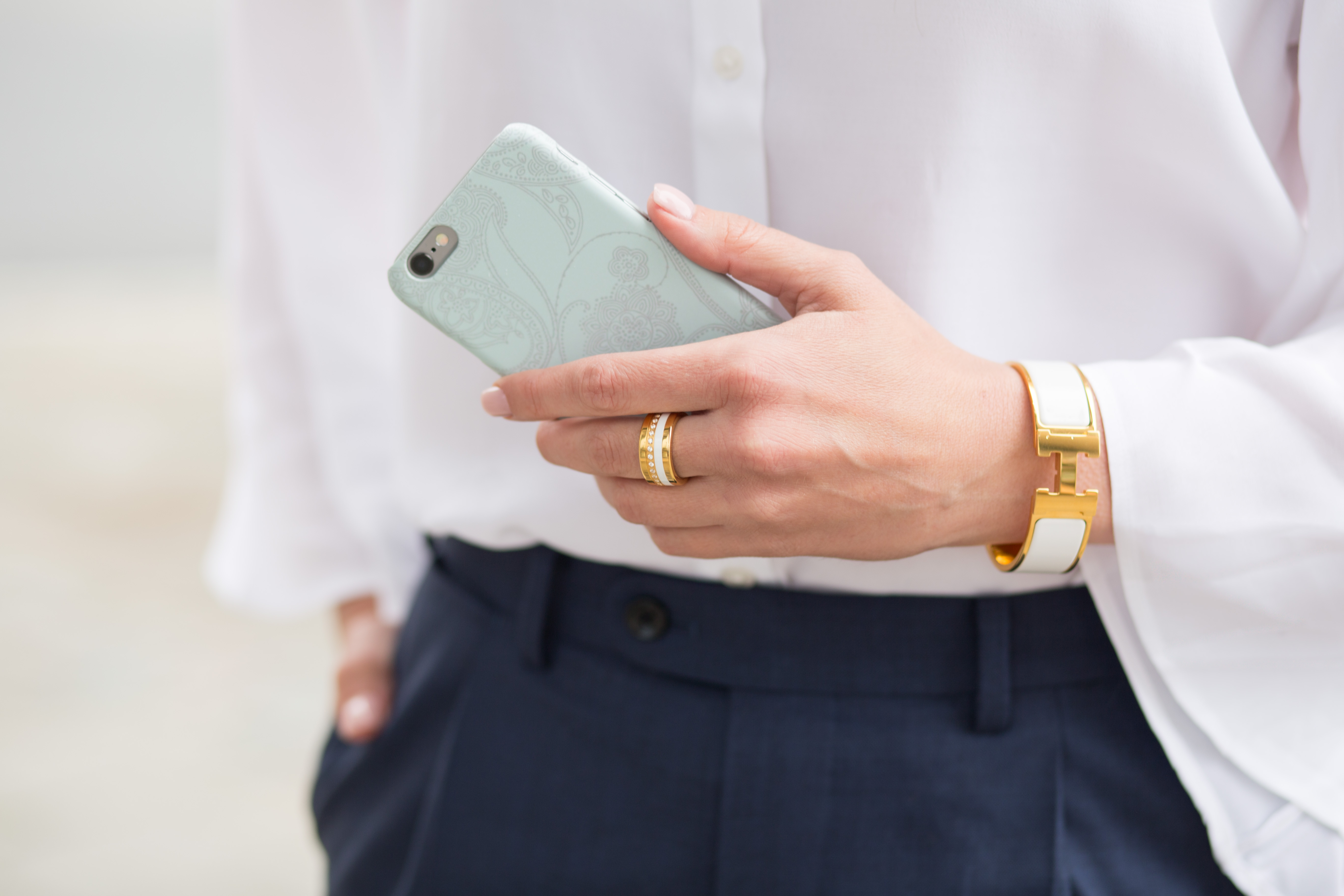 Blouse with flared arms